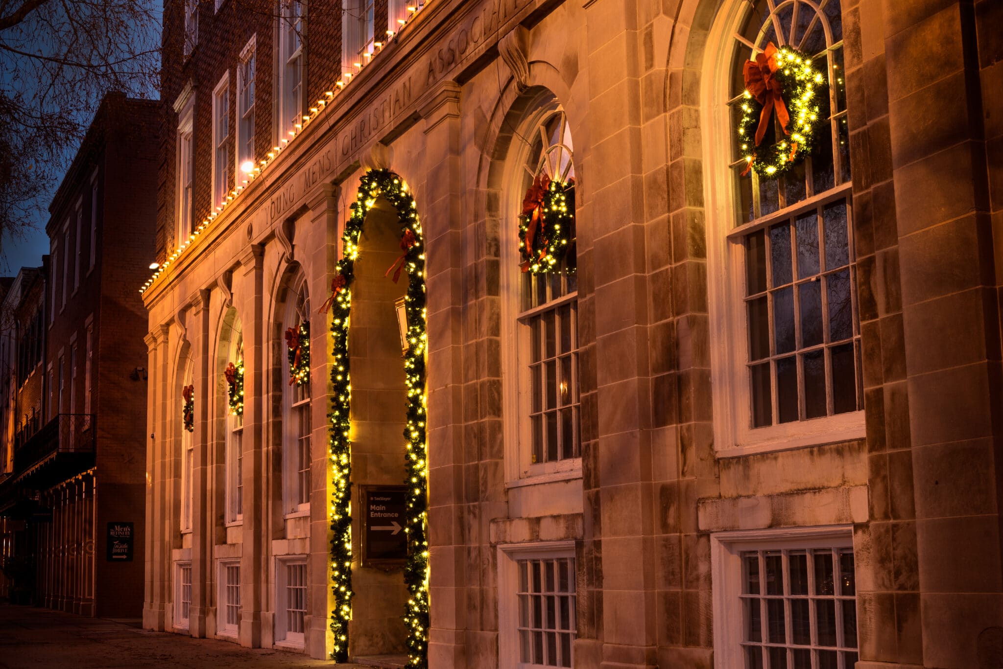 commercial christmas decorating